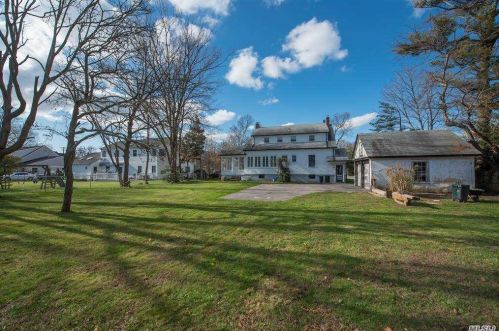 83 Thompson Ave, Babylon NY  11702-3404 exterior