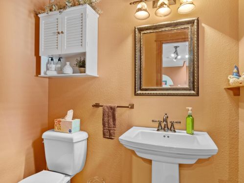 1410 Whitewater Dr, Manitowoc WI 54220-9437 exterior