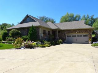 2282 Dakota Wood Dr, Pella, IA 50219-7648