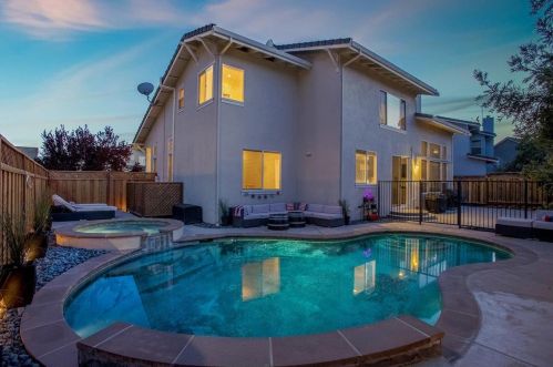 1413 Casablanca Cir, Gilroy CA 95020-7467 exterior