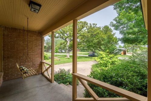 8819 Forest Hills Blvd, Dallas TX  75218-4028 exterior