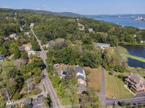 1 Penny Ln, Tomkins Cove, NY 10986-1211