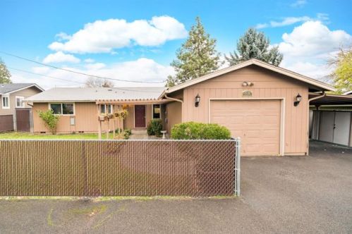 306 Rapp Rd, Talent, OR