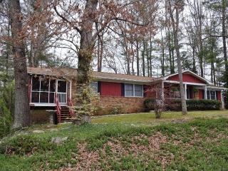 127 Atwood Dr, Hendersonville, NC 28792-2403