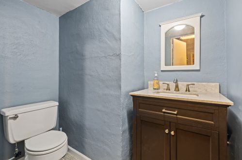 1562 Fairmont Dr, New Kensington PA  15068-5856 exterior