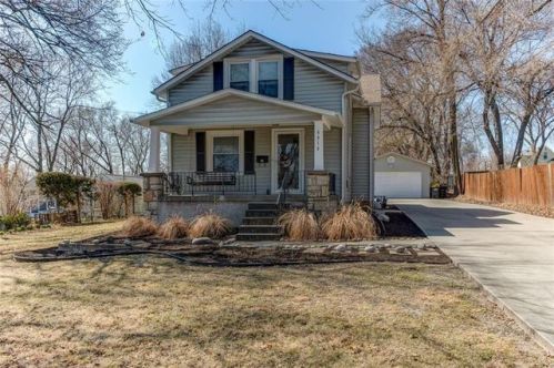 6018 Mastin St, Shawnee Mission KS  66203-2443 exterior
