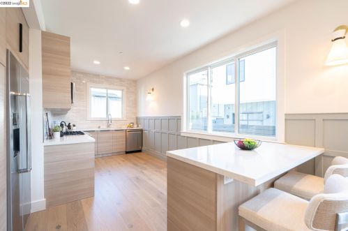 1049 61 St, Oakland CA 94608-2355 exterior