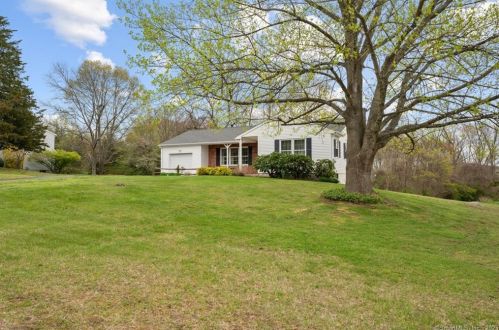 44 Mohegan Dr, Norwich, CT 06351-1321