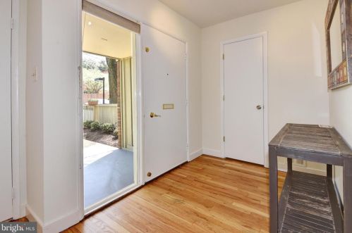 11470 Links Dr, Herndon, VA 20190-4814