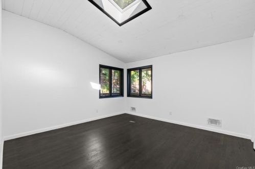 74 Greenwood Ln, White Plains NY  10607-1020 exterior