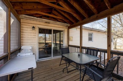 35 Montfort Rd, New Hamburg NY  12590-3520 exterior