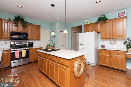 718 Meadowcreek Cir, Prospectville PA 19002-2074 exterior