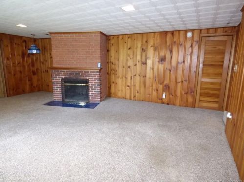 6 Ridgeland Cir, Wallingford CT  06492-2121 exterior