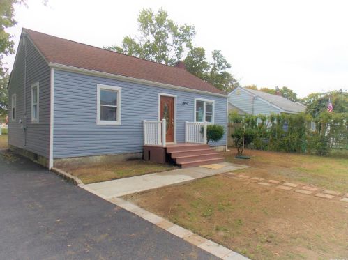 26 Duffy Ct, Central Islip, NY 11722-3006
