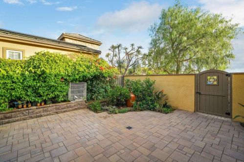 1050 Straightaway Ct, Oceanside CA  92057-1949 exterior