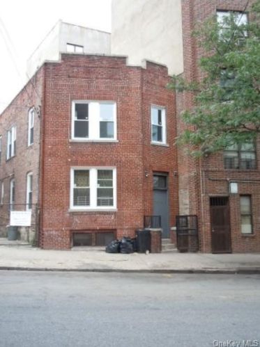 1313 Farms Rd, Bronx, NY 10459-1656