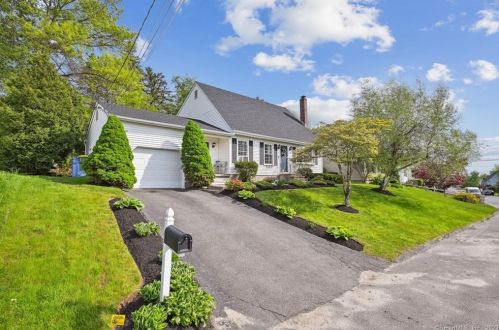87 Sprucedale Dr, Waterbury, CT 06706-2840