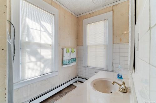 335 Wellwood Ave, North Lindenhurst NY  11757-3341 exterior