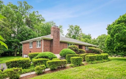 61 Blueberry Dr, Stamford, CT 06902-1805