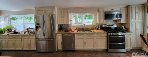 2 Metuchen Ave, Woodbridge NJ  07095-1923 exterior