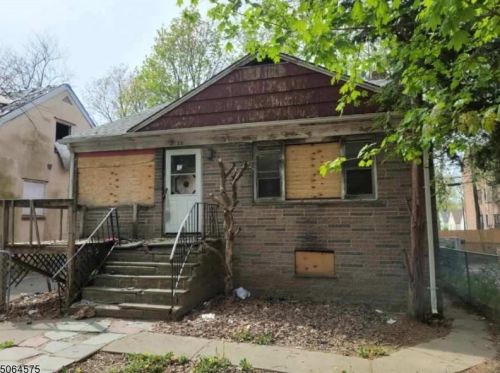 13 Chelsea Ave, East Orange, NJ 07018-2702