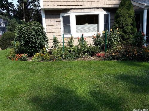 109 Norton Dr, Elwood, NY 11731-1605