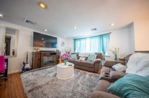 22 Devonshire Dr, Waterford CT  06385-1702 exterior