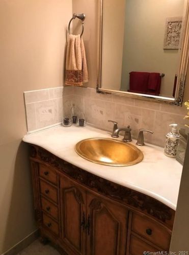 131 Pollys Ln, Uncasville CT  06382-1436 exterior