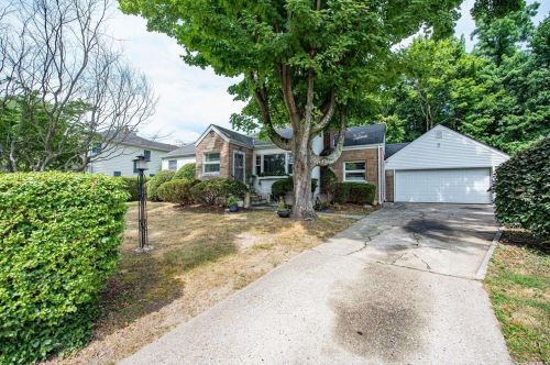 30 Acacia Rd, San Remo, NY 11754-2402