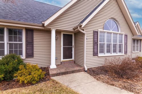 1424 Riverline Dr, Oconomowoc, WI 53066-6913