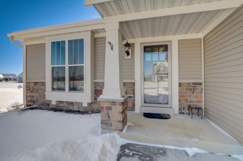 2767 Lakeview Dr, East Troy, WI 53120-2080