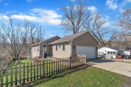 125 Beach Ave, Edgerton, WI 53534-9324