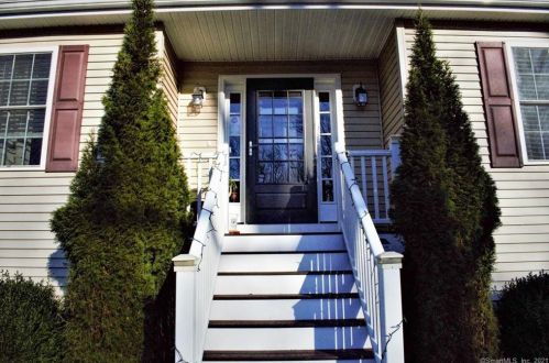 8 Long Meadow Ln, Bethel, CT 06801-2612