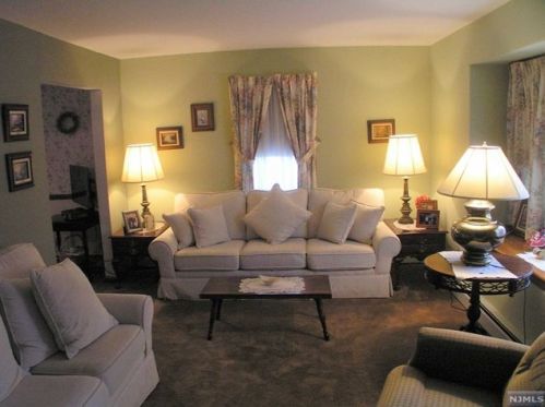 18 Oak St, Oakland, NJ 07436-1922