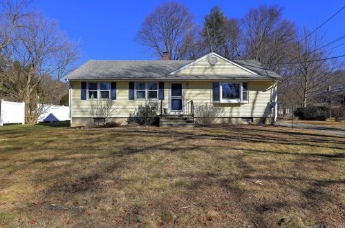 7 Carousel Dr, Bridgeport, CT 06611-5028
