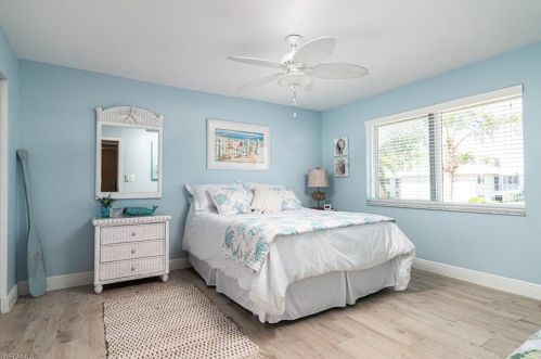 250 Candycane Ln, Naples, FL 34112-5128