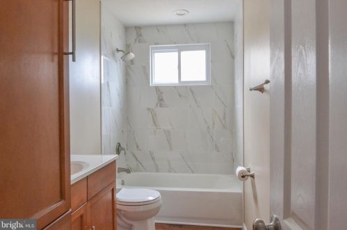 4 Guenever Dr, New Castle DE  19720-2923 exterior