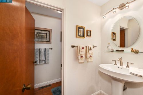 5525 Merritt Dr, Concord CA 94521-4708 exterior