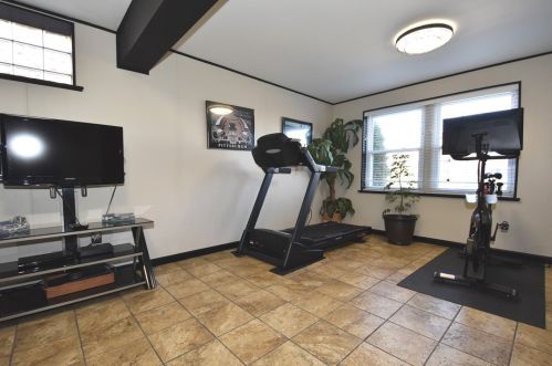 4669 Marina Dr, Whitaker PA  15120-2981 exterior