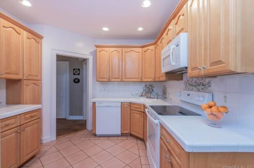 98 Kings Dr, Southport CT  06890-1209 exterior