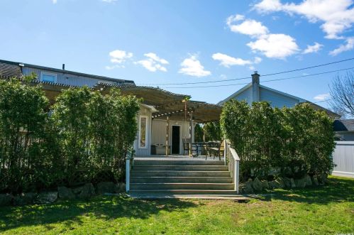 135 Renison Dr, Westbury NY  11590-1036 exterior