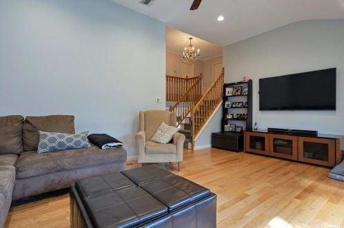 8 Stuart Ct, Huntington Station NY  11746-4237 exterior