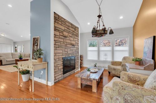 165 New Monmouth Rd, Middletown NJ  07748-2232 exterior