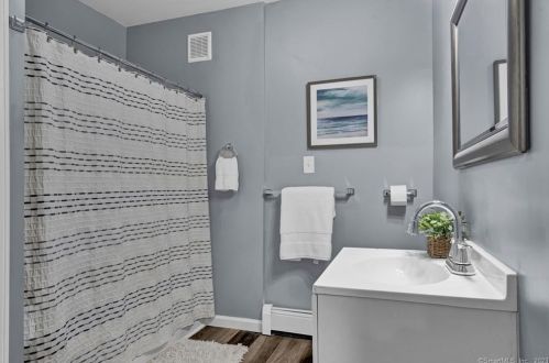 77 Chestnut St, Middletown CT  06457-3801 exterior