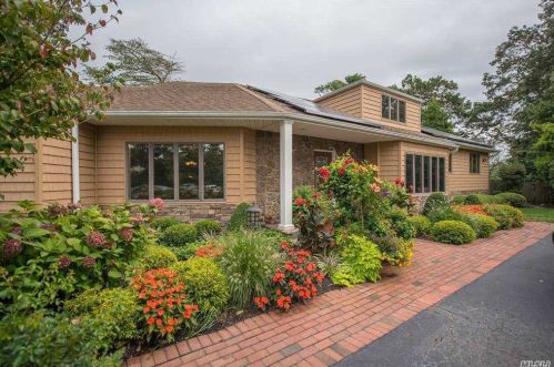 897 Manor Ln, Bayshore, NY 11706-7526