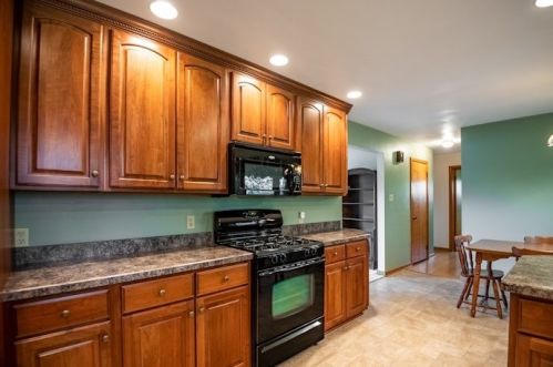 1049 Wilhelm Rd, Hermitage PA  16148-3746 exterior