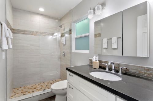 1455 Chalcedony St, San Diego CA 92109-2126 exterior