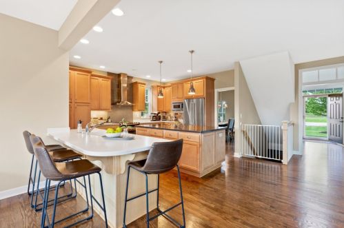 1465 Glen Oaks Ln, Thiensville WI  53092-2954 exterior