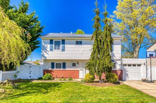 128 23rd St, Deer Park, NY 11729-4814
