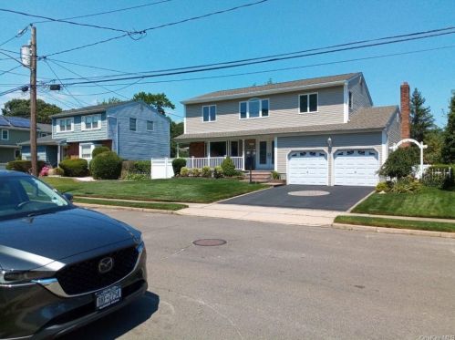 1987 Henry St, North Bellmore, NY 11710-3215